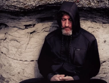 Ο πιο σιχαμερός άνθρωπος στον κόσμο - Δείτε με τι αλείφει κάθε μέρα το πρόσωπό του (φώτο-βίντεο)